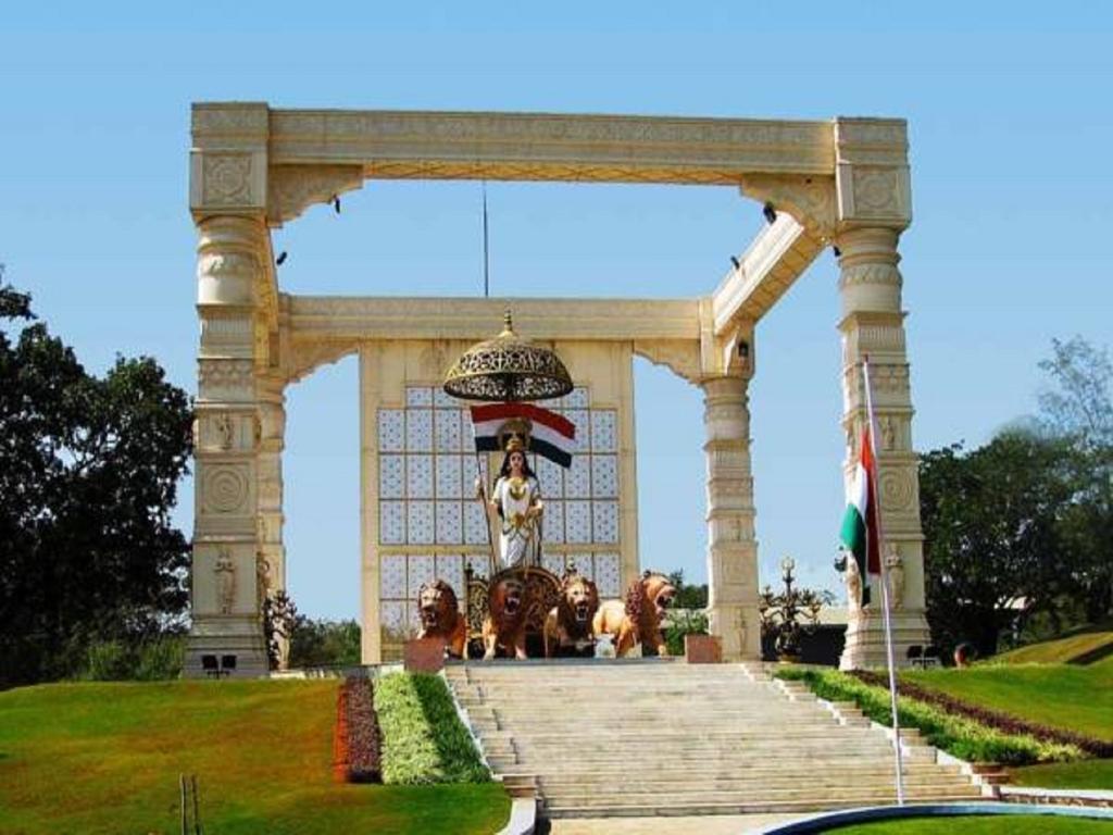 Aamby Valley City Lonavala Luaran gambar The statue of King Hussein