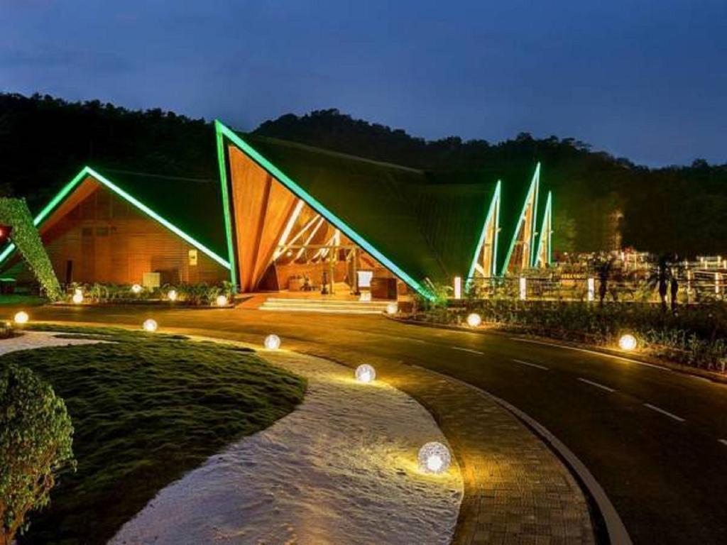 Aamby Valley City Lonavala Luaran gambar The resort at night