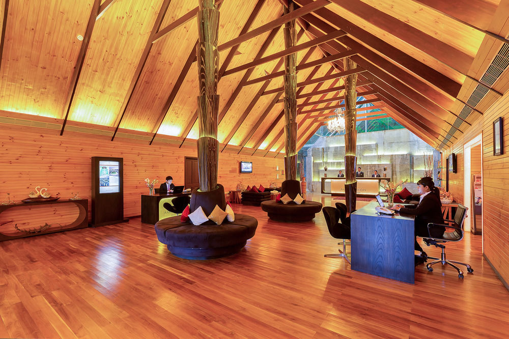 Aamby Valley City Lonavala Luaran gambar The interior of the lounge