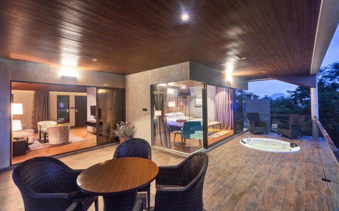 Aamby Valley City Lonavala Luaran gambar The interior of a suite at the hotel