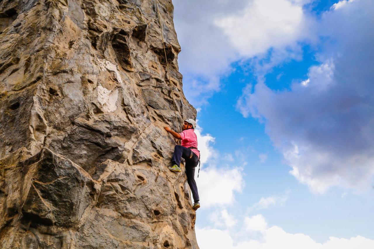 Aamby Valley City Lonavala Luaran gambar Rock climbing in the Sierra de Guadarrama