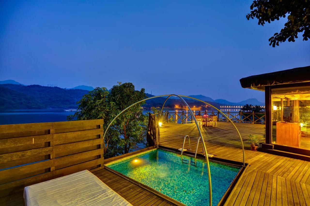 Aamby Valley City Lonavala Bilik gambar The swimming pool at the hotel
